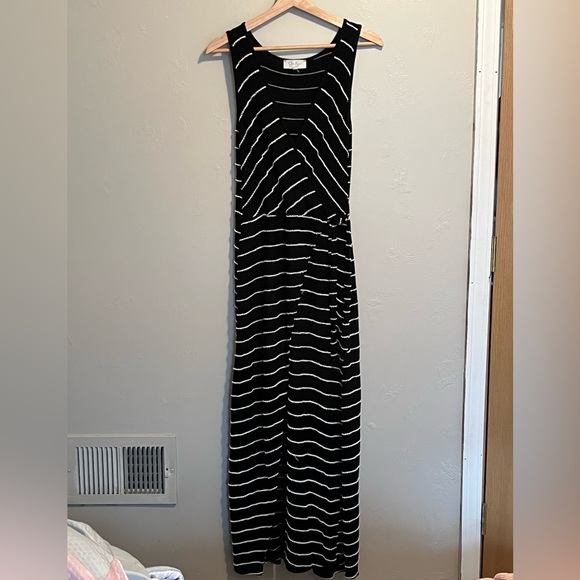 Jessica Simpson Maxi Dress
Striped Wrap Tie Waist Black & White - Picture 2 of 13